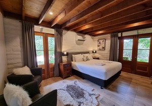 Seaside Garden Cottages: The Cottage & The Studio up to 5 Bedrooms, 3 Bathrooms