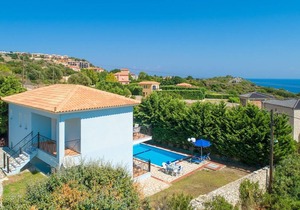 Skala Villa Blue: Large Private Pool, Walk to Beach, Sea Views, A/C, WiFi in Elios Proni