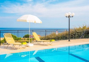 Skala Villa Green: Large Private Pool, Walk to Beach, Sea Views, A/C, WiFi in Elios Proni