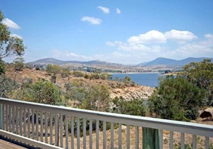 Snowgums on the Lake - Charming 4BR Home l Amazing Lake Views l Balcony