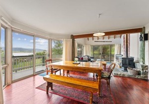 Snowgums on the Lake - Charming 4BR Home l Amazing Lake Views l Balcony