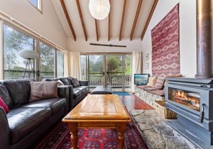 Snowgums on the Lake - Charming 4BR Home l Amazing Lake Views l Balcony