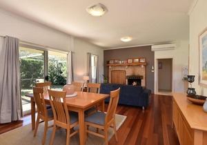 Somerville Wines Farmstay in Broke, super cute house on working farm. Walk for miles.