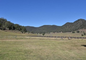 Somerville Wines Farmstay in Broke, super cute house on working farm. Walk for miles.