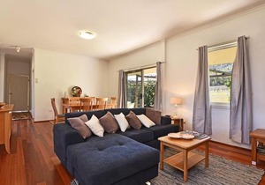 Somerville Wines Farmstay in Broke, super cute house on working farm. Walk for miles.