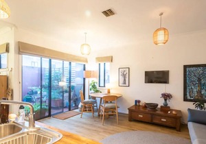 Spacious 2 Bedroom Apartment in Brunswick with Patio and Parking
