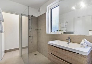 Spacious apartment within minutes of Acland Street