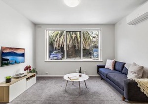 Spacious apartment within minutes of Acland Street