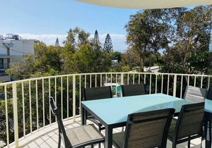 Steps to Mudjimba Beach, Cafes & Village, The Sunny Coasts Hidden Gem with Pool