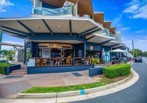 Steps to Mudjimba Beach, Cafes & Village, The Sunny Coasts Hidden Gem with Pool