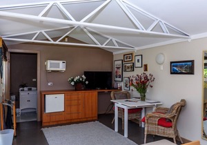 Studio 44 B&B Balmain. A cottage in a garden.