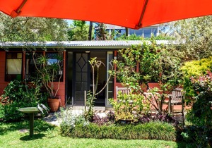 Studio 44 B&B Balmain. A cottage in a garden.