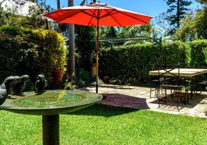 Studio 44 B&B Balmain. A cottage in a garden.