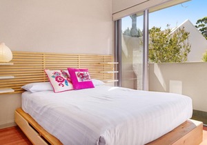 Sunny Townhouse In Tasteful Inner-City Suburb