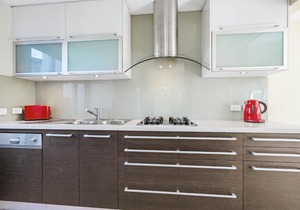 Sunny Townhouse In Tasteful Inner-City Suburb