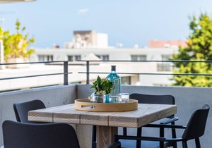 The Arden 5 Coogee. New Spacious Quiet Balcony Apartment, Meters to Beach