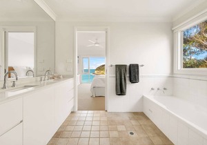 "The Beach Hive" - Absolute Beachfront