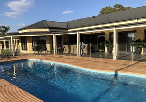 The Glen 3 bedroom apartment with spa