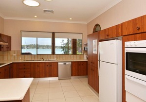The House on the Lake @ Fishing Point, Lake Macquarie - honestly put the line in and catch fish