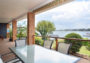 The House on the Lake @ Fishing Point, Lake Macquarie - honestly put the line in and catch fish