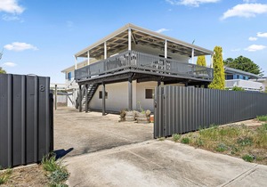 The LoveShack ~ Silver Sands - Family Entertainer Surrounded by Sea, Scrub & Hills