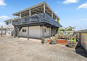 The LoveShack ~ Silver Sands - Family Entertainer Surrounded by Sea, Scrub & Hills