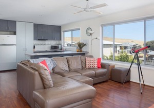 The Views - Beautiful spacious pet friendly home next to the ocean.