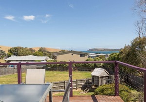 The Views - Beautiful spacious pet friendly home next to the ocean.