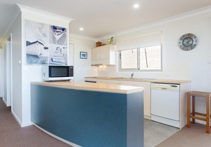The Whale Watcher, 1/6 Birubi Lane - waterfront unit with stunning views, level access