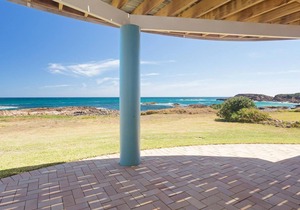 The Whale Watcher, 1/6 Birubi Lane - waterfront unit with stunning views, level access