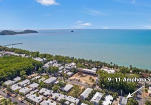 Tropical Unit with Private Fenced Garden Close to The Beach 5