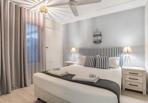 Tropical Unit with Private Fenced Garden Close to The Beach 5