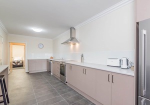 Unit 1-83 Thompson Ave, spacious Unit in main Street, includes linen.