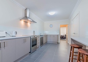 Unit 1-83 Thompson Ave, spacious Unit in main Street, includes linen.