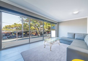 Unit 1-83 Thompson Ave, spacious Unit in main Street, includes linen.