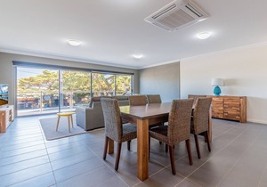 Unit 1-83 Thompson Ave, spacious Unit in main Street, includes linen.