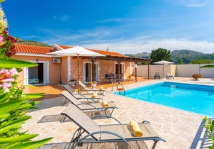 Villa Peach: Large Private Pool, Walk to Beach, Sea Views, A/C, WiFi in Elios Proni