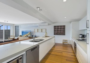 WARRALONG - STUNNING VIEWS, SHORT WALK TO NORTH AVOCA BEACH