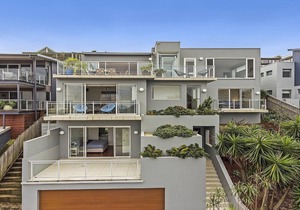 WARRALONG - STUNNING VIEWS, SHORT WALK TO NORTH AVOCA BEACH