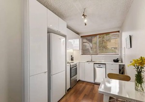 Well-Appointed Sunny 2 Bedroom Apartment in Northcote With Parking