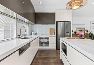 Whitewash Beachfront Apartment on The Esplanade