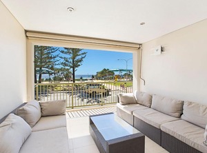 Kingston Court Clubs Cafes Restaurants | Coolangatta