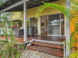 Mo | Boomerang Beach