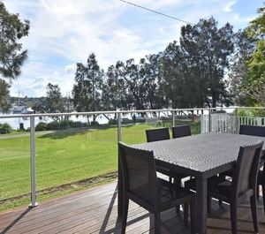 Wangi Lakehouse Lakefront 