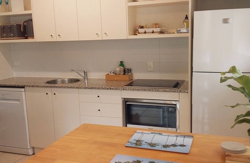Rainbow Beach Apartment | 1 BEDROOM MODERN APARTMENT SLEEPS UP TO 4 PEOPLE.