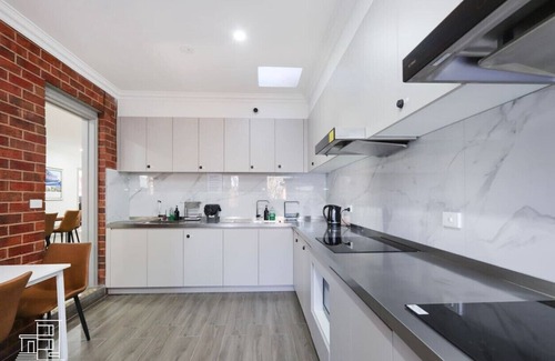 Brunswick East Apartment | 103 Luxury Queen & King Single beds w/Fast WiFi - 18 mins tram to CBD