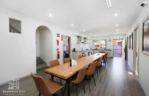Brunswick East Apartment | 103 Luxury Queen & King Single beds w/Fast WiFi - 18 mins tram to CBD