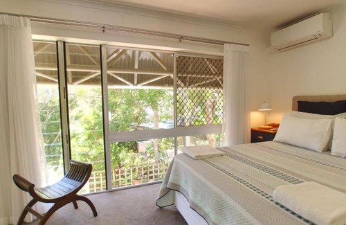 Moffat Beach Apartment | 120 m² Apartment ∙ 3 bedrooms ∙ 7 guests
