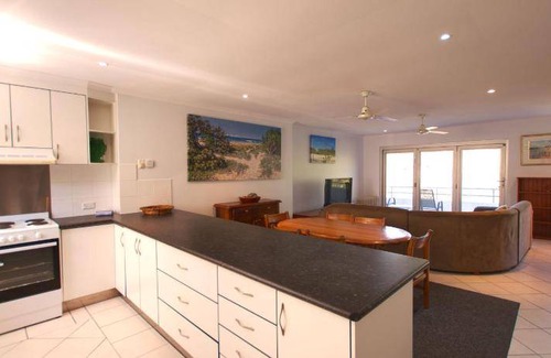 Moffat Beach Apartment | 120 m² Apartment ∙ 3 bedrooms ∙ 7 guests
