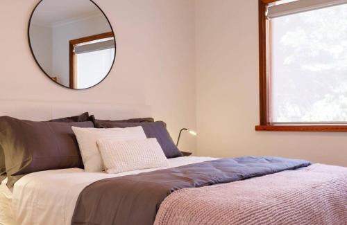 Annandale Apartment | 2 Bdrm Apt in Annandale with Courtyard & Parking